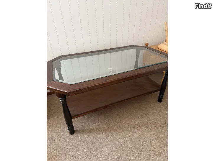 Säljes Soffbord med glasskiva