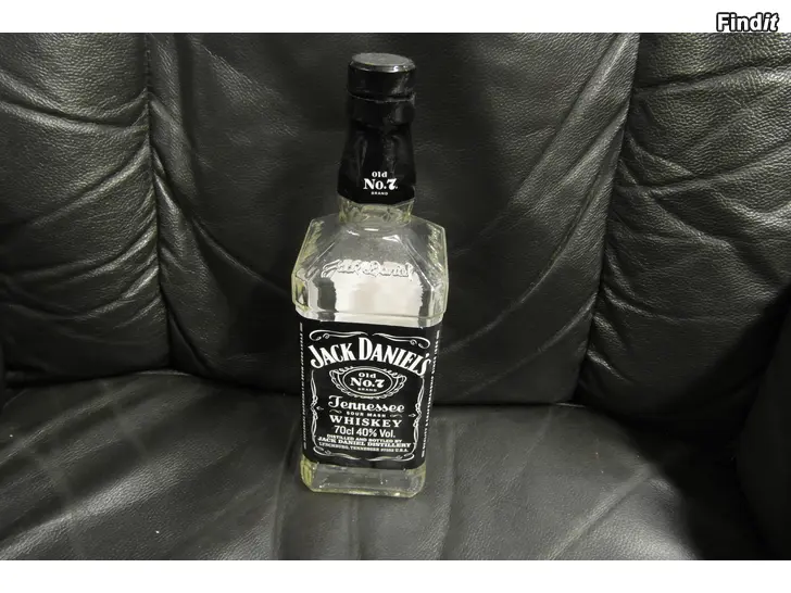 Myydään Jack Daniels 0.7l tyhjiä pulloja 20kpl