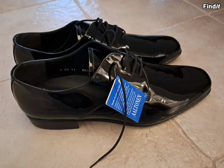 Säljes Nya oanvända Aaltonens festskor, storl 45