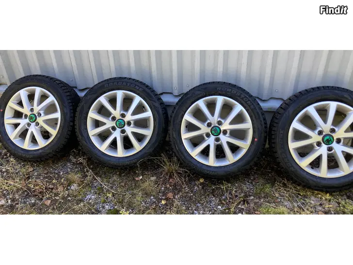 Myydään Uudet 205/55R16 XL nastarenkaat vanteineen VAG