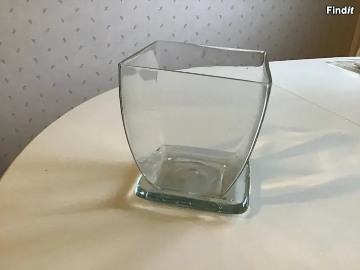 Säljes En Glas Blomkruka med fat