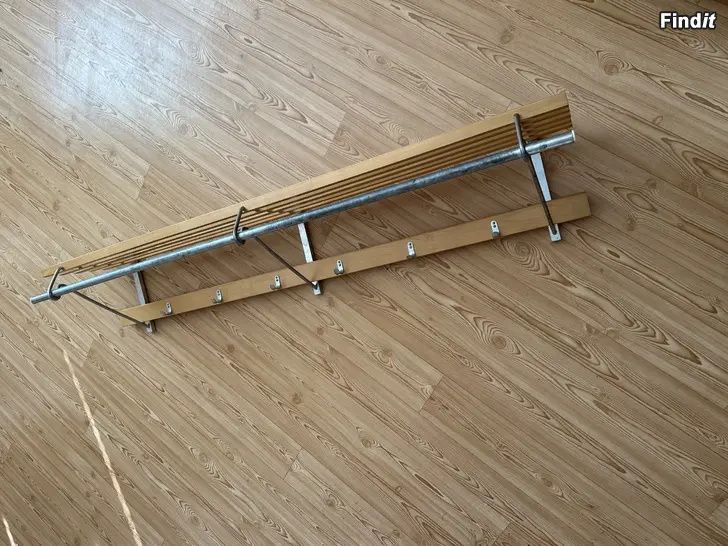 Säljes KLÄDHYLLA
