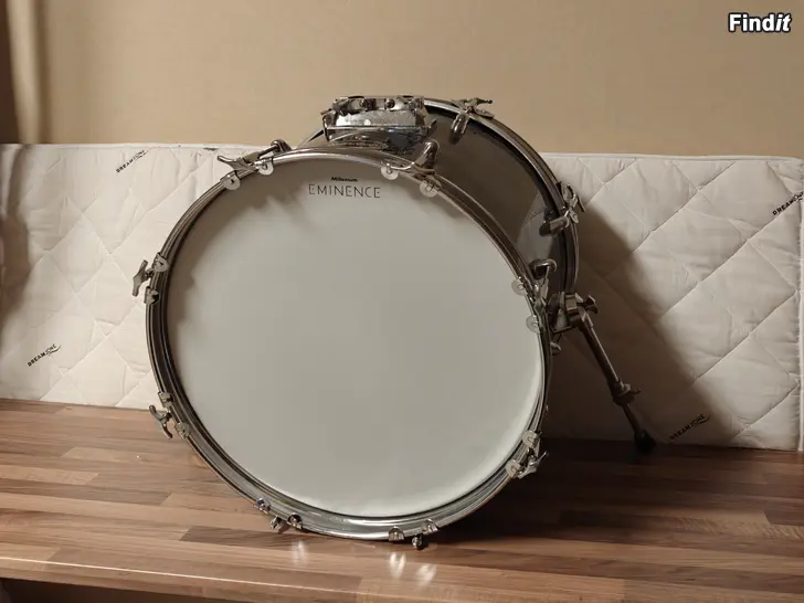 Säljes Millenium MX200-seriens 18 tums bastrumma med nytt skinn