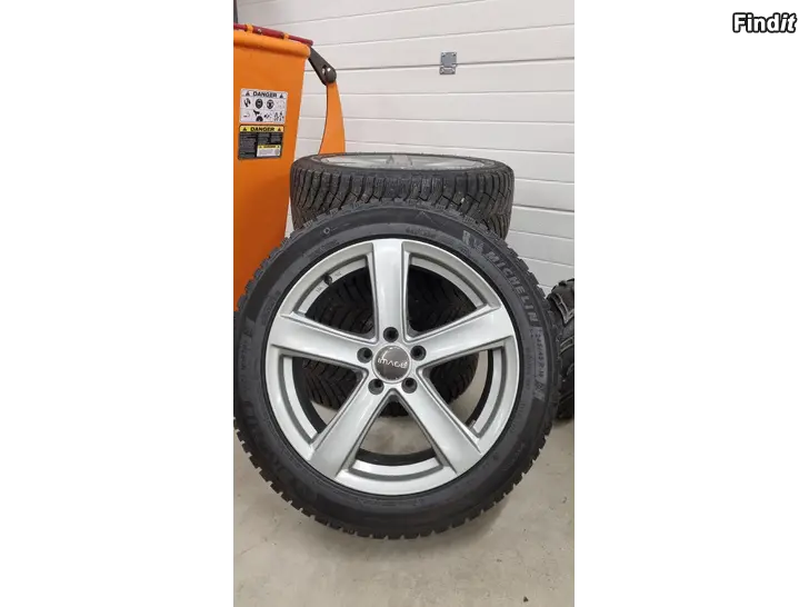 Myydään 245/45R18 fälgar med dubb däck