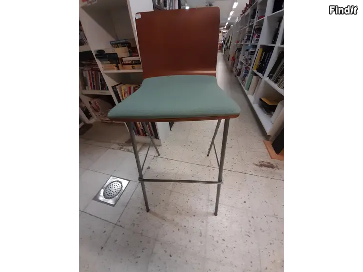 Säljes Barstol med grön tygsits