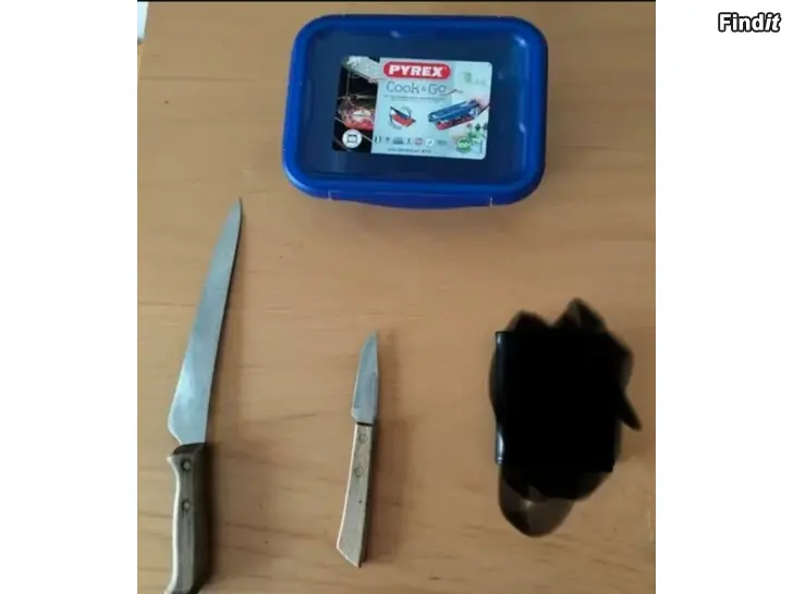 Myydään Pyrex säilytysrasia pikkuveitsi leipäveitsi