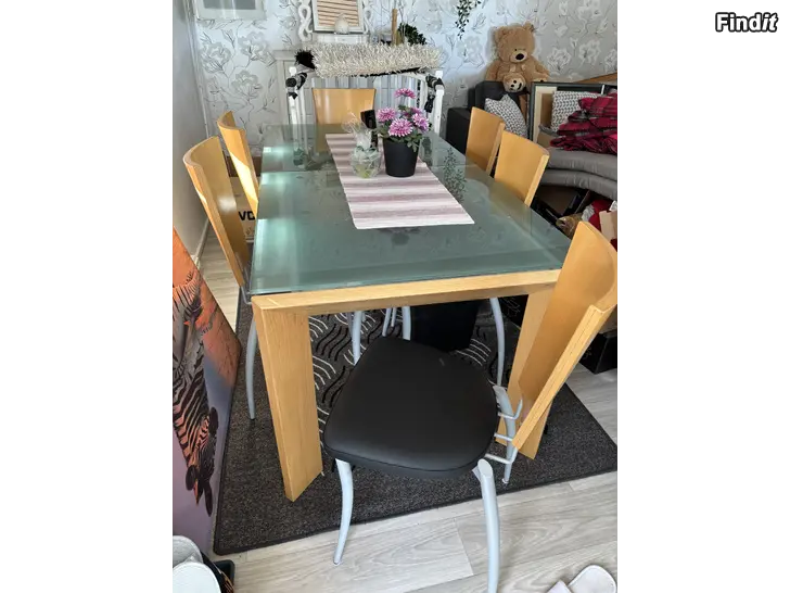 Säljes Matbord i glas för 6 personer