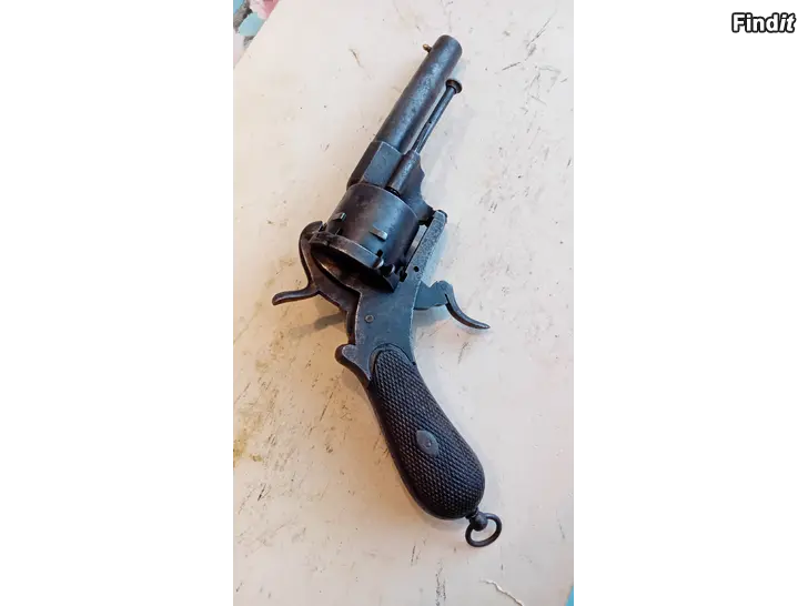 Myydään Antiikki revolveri