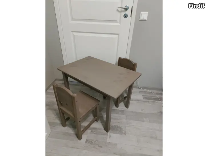 Säljes IKEA SUNDVIK barnbord med 2 stolar