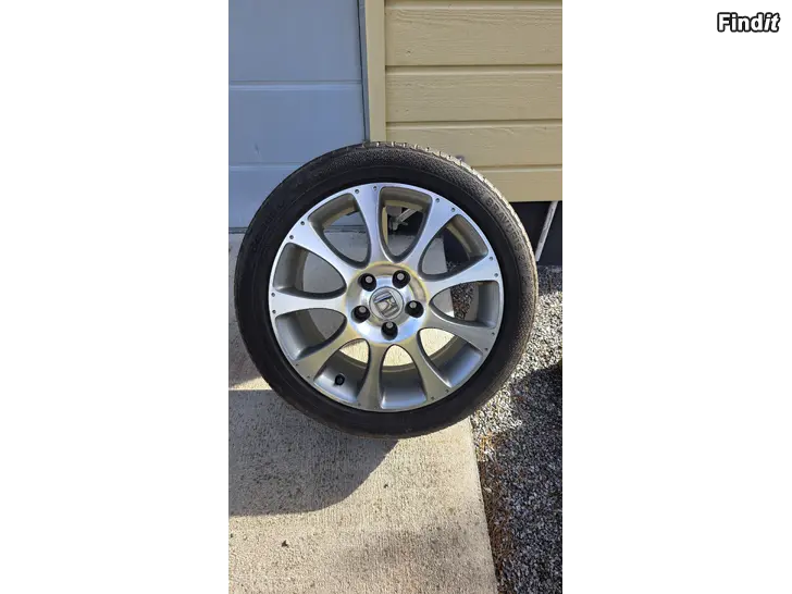 Säljes 4 Sommardäck 205/55/17 + fälgar