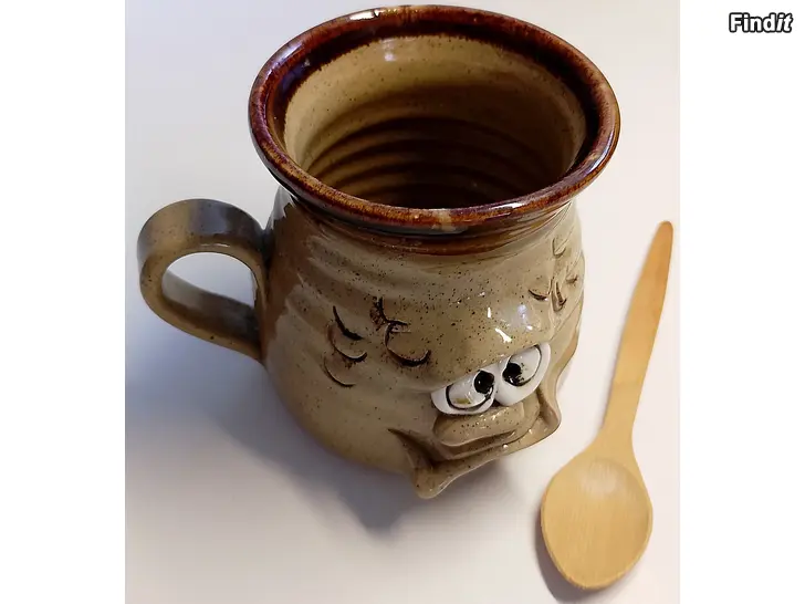 Myydään Pretty Ugly Pottery keramiikkamuki ja puulusikka