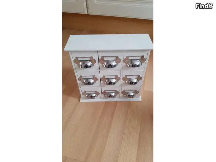 Myydään 4 Living pieni valkoinen puulokerikko 9 laatikkoa -hinta 15e