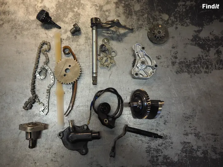 Myydään Honda CBR 125 R 04-11 moottorin osia engine parts