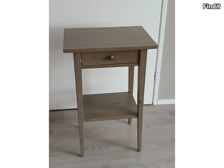 Säljes Säng och 2 st nattduksbord