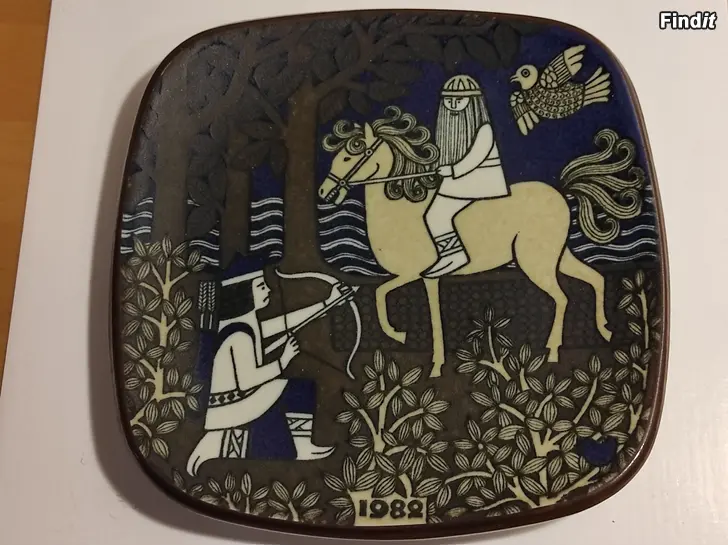 Myydään Arabia vuosilautanen, 1982. halkaisija 20 cm. Suunnittelija Raija Uosikkinen