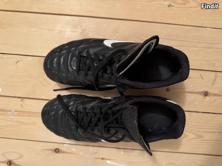 Säljes Nike fotbollsskor storlek 39