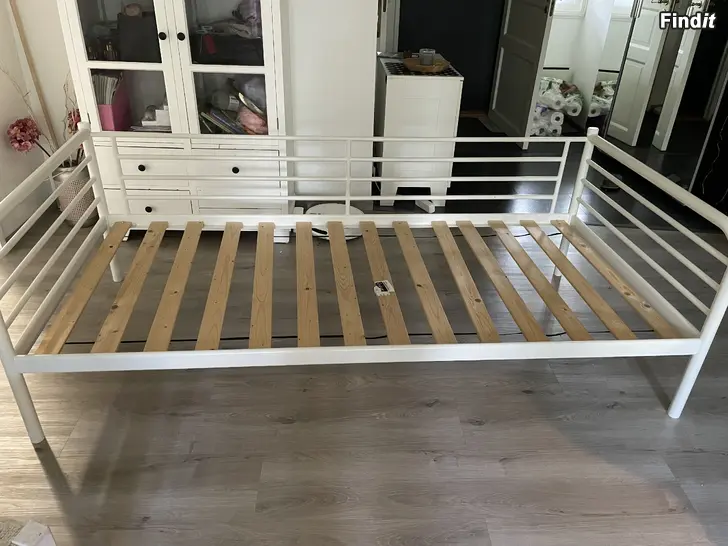 Myydään Ikea sängynrunko
