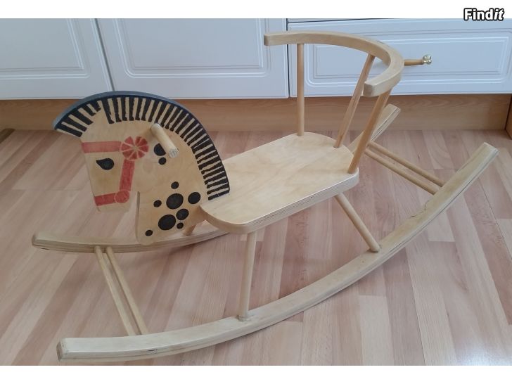 Myydään puinen keinuhevonen 20e