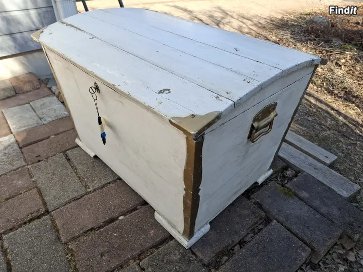 Myydään puuarkku 1970 lukko ja avain  -hinta 35e