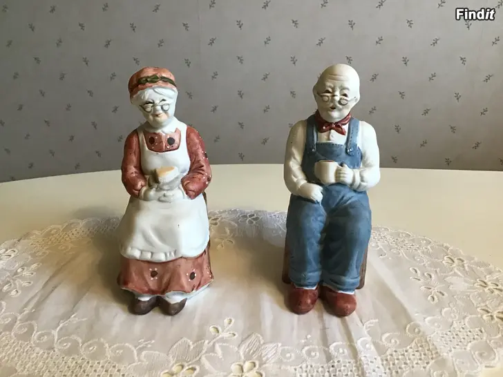 Säljes Trevliga Figuriner - Ett äldre par - Trevlig julklapp