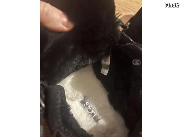 Myydään UGG Tennarit koko 40 musta