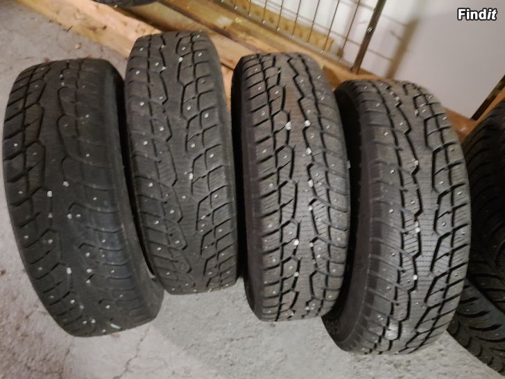Myydään Peugeot 175/65-14 nastarenkaat vanteilla