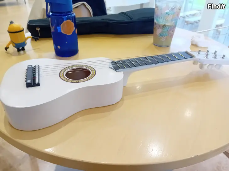 Säljes Barn första gitaar