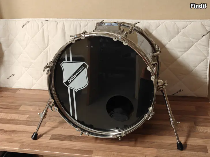 Säljes Millenium MX200-seriens 18 tums bastrumma med nytt skinn