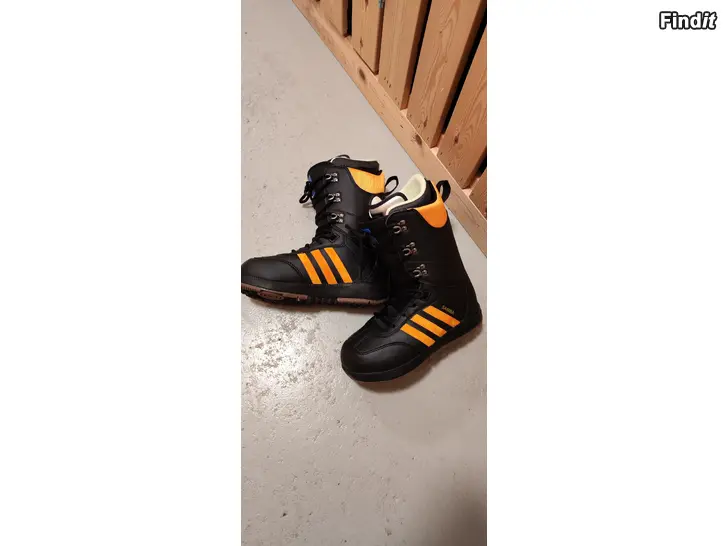 Säljes Adidas samba lumilautakengät