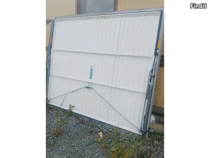 Säljes Vit garage kippdörr med karm