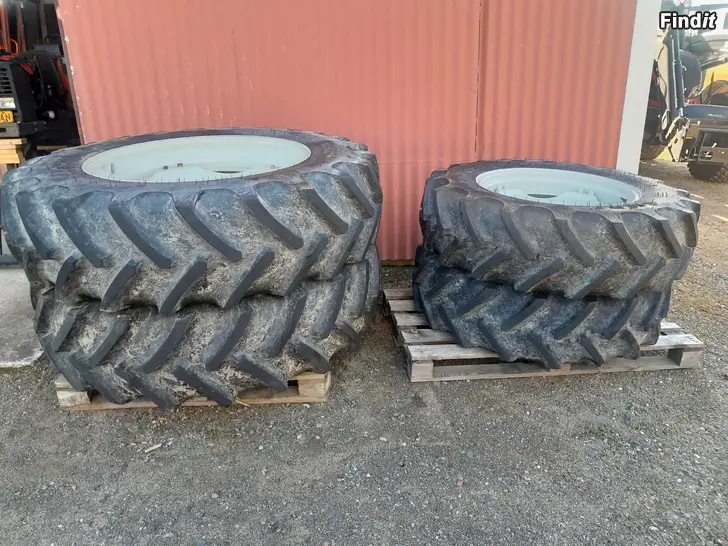Myydään Valmet / Valtra pyörät 16,9R38 ja 13,6R28