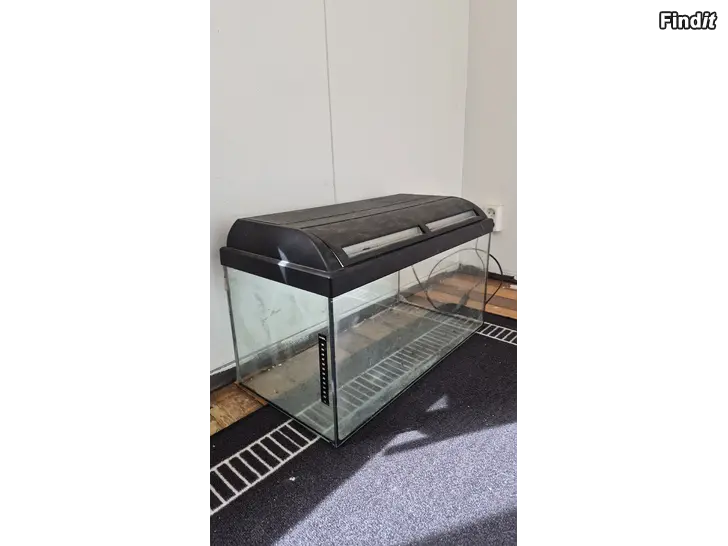 Myydään Akvaario/terraario 30x60x30