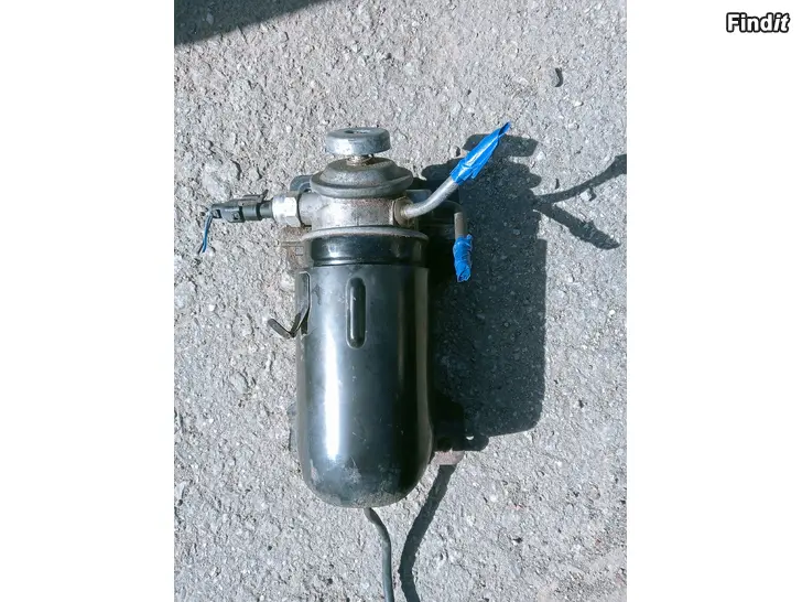 Myydään Hyundai I30 1,6 CRDi 2010 polttoainesuodatin käsipumpulla