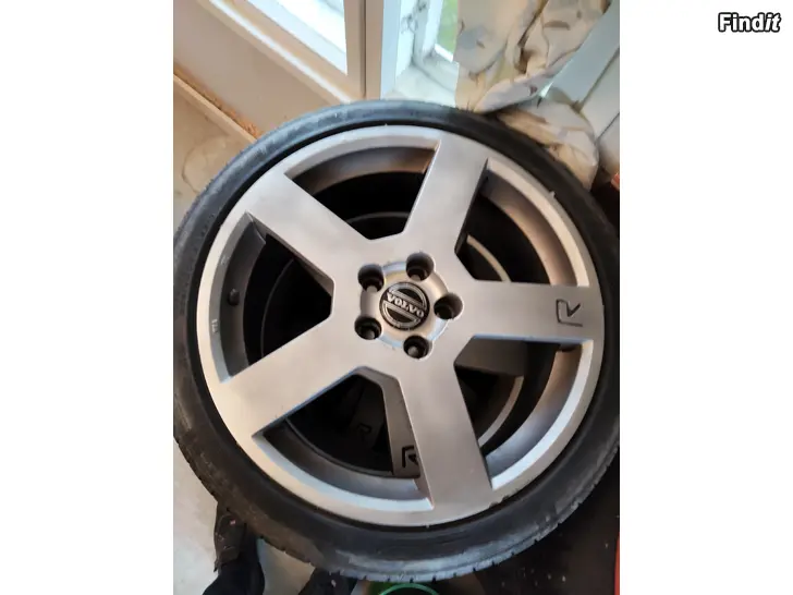 Säljes Däck med fälgar 225/40ZR18 92Y R Design