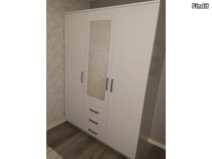 Myydään Vaatekaappi