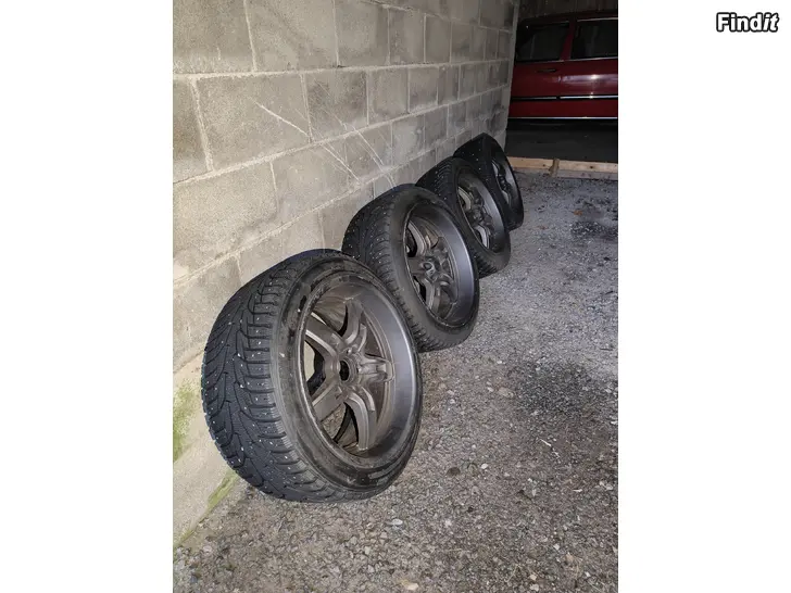 Säljes MB/VW fälgar 18 tum med vinterdäck
