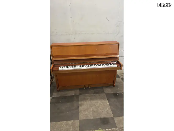 Myydään Piano ja metallihylly