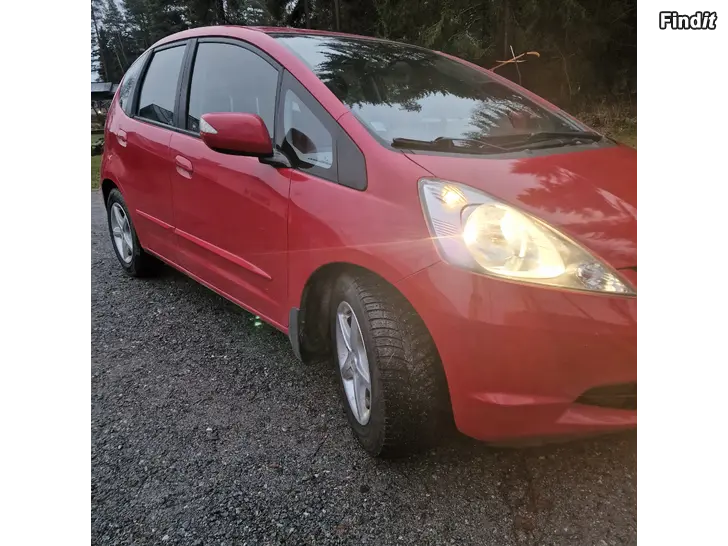 Myydään Honda jazz 1.3 benzin automat 2011 . Ny besikat