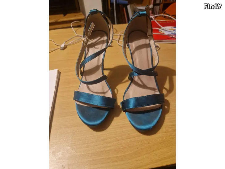 Myydään Blå satinpumps med smala remmar st 38