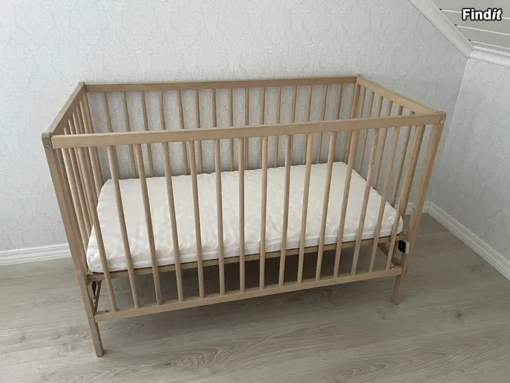 Säljes Spjälsäng
