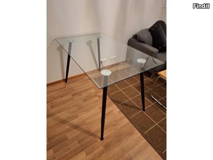 Myydään Lasinen ruokapöytä - Matbord i glas