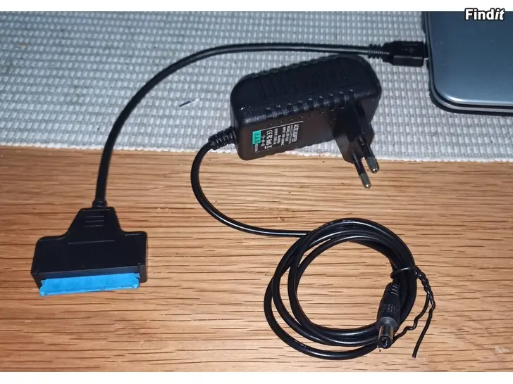 Myydään USB SATA adapteri 3.5 ja 2.5 kovalevyille