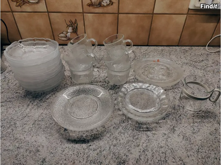Myydään Glas och assietter