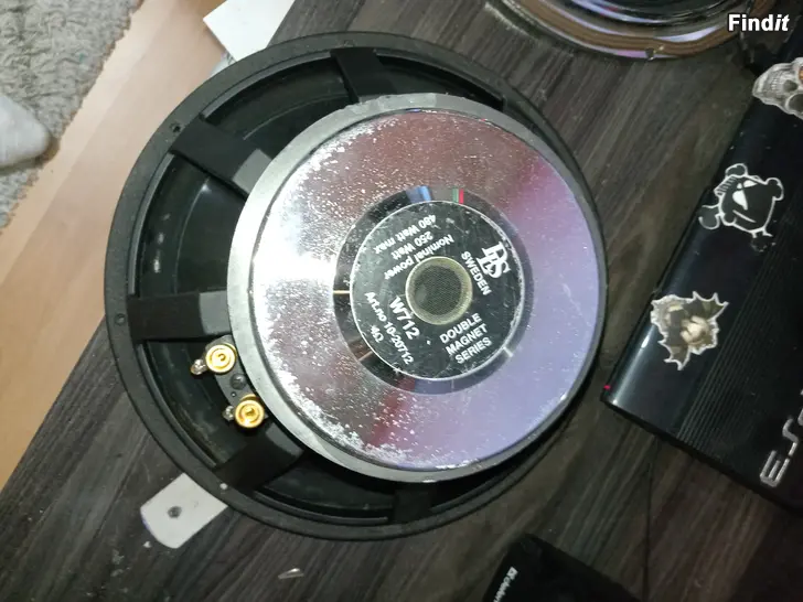 Myydään 2 kpl subbareita