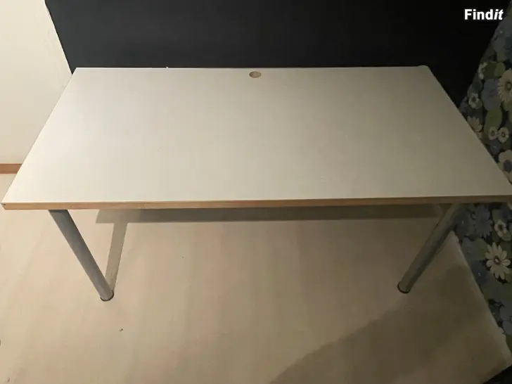 Säljes Skrivbord med kabelkorg