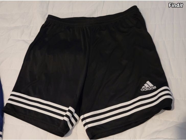 Myydään 2 kpl Adidaksen shortsit koko L