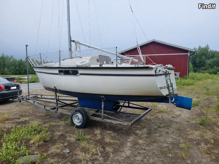 Säljes Albin 57 - En liten segelbåt som kräver endast 0,6 m djup