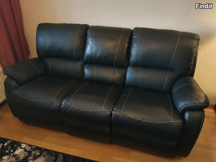 Säljes 2- och 3-personers, svarta soffor med recliner-mekanismer