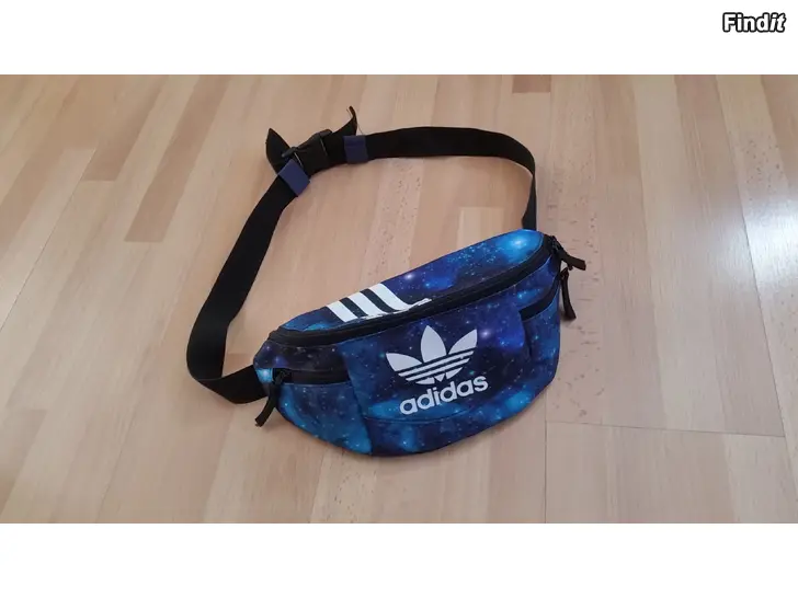 Myydään Adidas vyölaukku sininen leveys 32cm  -hinta 8e