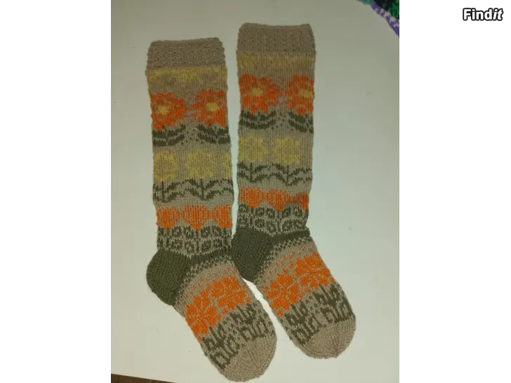 Myydään Pitkävartiset kukkasukat